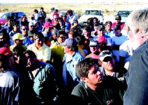 Navarro informando en una de las asambleas