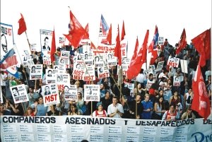 Columna del MST en una de las tantas marchas del 24 de marzo.