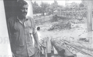 Un poblador salteo viendo como se derrumba su vivienda