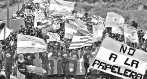 Cien mil personas en la marcha sobre el puente, das antes del acto de Kirchner
