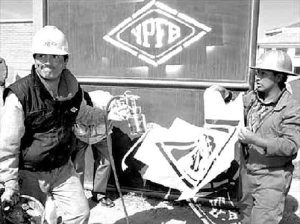 Obreros pintan vieta en la planta petrolera de Senkata. Bolivia