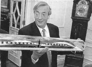 Kirchner mostrando la maqueta del tren bala