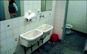 Bao semidestruido de una escuela de Capital