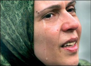 Mujer libanesa llorando la muerte de su hijo