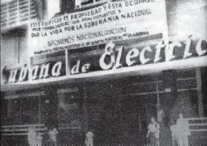Apoyamos la nacionalizacin!, dice el cartel ubicado sobre la compaa cubana de electricidad