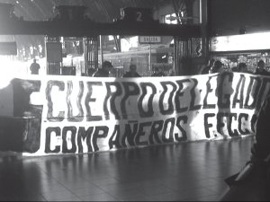 Ferroviarios del Mitre (arriba) y el Sarmiento (abajo) protestando recientemente en Retiro