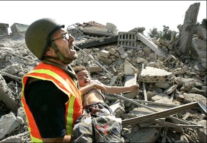 Socorrista con una ni�a muerta en sus brazos. Qan�, L�bano, 30 de julio