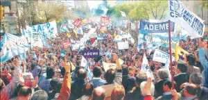 Multitudinaria concentraci�n de trabajadores estatales de C�rdoba