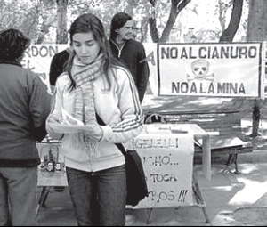 Vecinos de Chilecito y Famatina entregaron folletos a la comunidad en la plaza.