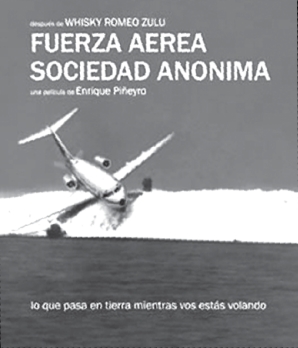 Enrique Pieyro con afiches de sus pelculas