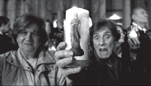 Una mujer sosteniendo una virgen, en la marcha de Blumberg