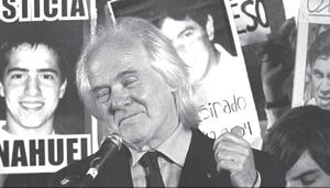 El ingeniero-candidato pronunciando su discurso