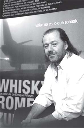 Enrique Pi�eyro con afiches de sus pel�culas