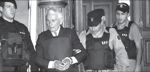 El genocida Etchecolatz, fuertemente custodiado por la polica