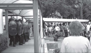 La polica apa a la patota