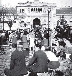 Obreros en Plaza de Mayo el 17 de octubre