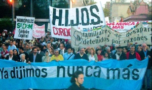 Marcha en C�rdoba del 6 de octubre. La legisladora Olivero es parte de la cabecera