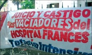 Una de las banderas del personal colgada en el frente del hospital