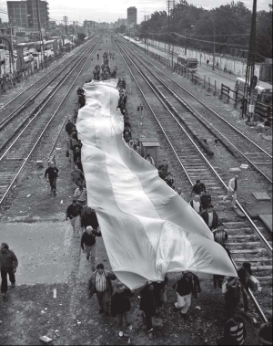 Ferroviarios marchando sobre las vias