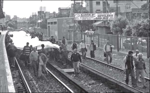 Ferroviarios marchando sobre las vias
