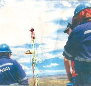 Petroleros en huelga subidos a una torre de alta tensi�n. Nequ�n (portada Diario R�o Negro, 18/11)
