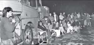 Adrin Primerano saludando a los vecinos. Sbado 25/11