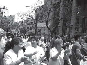 Trabajadores del Hospital Clnicas cortando avenida Crdoba