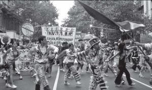 La columna de AVISAR ingresa a Plaza de Mayo encabezada por las murgas de sobrevivientes y amigos