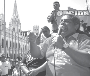 Orlando Chirino haciendo uso de la palabra al finalizar la marcha