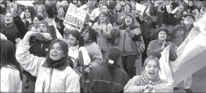 Docentes de Ro Gallegos, Santa Cruz, manifestando su reclamo