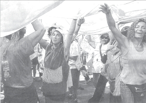 Docentes neuquinos desplegando una bandera frente a la gobernacin