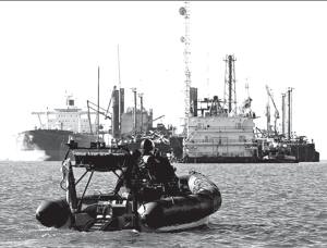 En el fondo, fragata britnica Cornwall, base de operaciones de los 15 marinos britnicos detenidos.