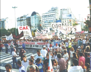 Cabecera de la marcha convocada por el Encuentro Memoria, Verdad y Justicia