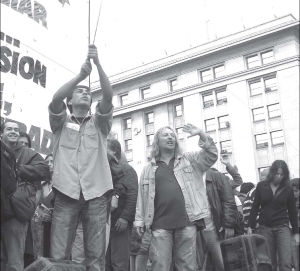 Sobrero y los ferroviarios llevando sus reclamos en el acto unitario de Plaza de Mayo