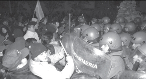 Gendarmeria reprimiendo a los docentes de Santa Cruz