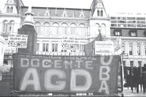 Carpa frente al Ministerio de Educaci�n