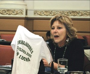 Olivero levantando la remera de los trabajadores de la Clnica en la sesin donde se aprob el proyecto