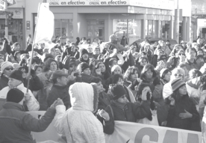 Docentes santacruceos marchando