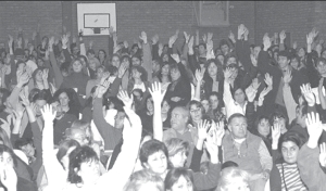Docentes de Santa Cruz votando en masiva asamblea