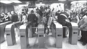 Una de las medidas de protesta es dejar viajar gratis a los pasajero