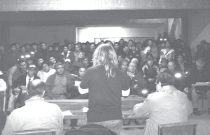 Asamblea ferroviaria. De espaldas y de pie, el dirigente Sobrero en uso de la palabra