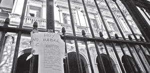 Secundarios del Colegio Mariano Acosta exigiendo soluciones