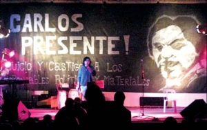 Sandra, la esposa de Carlos, haciendo uso de la palabra en el festival solidario realizado en Neuqun