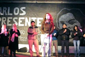 Sandra, la esposa de Carlos, haciendo uso de la palabra en el festival solidario realizado en Neuqun