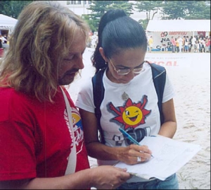 Rubn Pollo Sobrero (Izquierda Socialista), hacindole firmar el petitorio a Helosa Helena (presidenta del PSOL), en el reciente congreso de ese partido realizado en Brasil