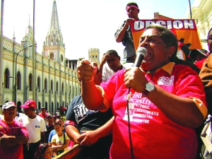 Orlando Chirino haciendo uso de la palabra en uno de los tantos eventos convocados por la UNT