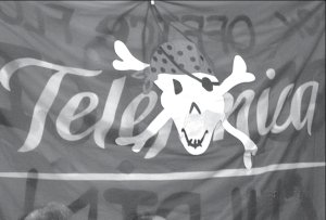 Vista de pancartas y banderas en la marcha telef�nica a Plaza de Mayo