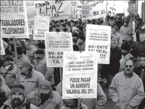 Vista de pancartas y banderas en la marcha telef�nica a Plaza de Mayo
