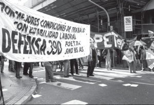 El edificio de Defensa 390 en protesta callejera