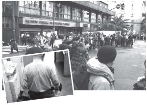 Abrazo de los trabajadores al INDEC (grande). Funcionario del instituto escondiendo las pruebas del delito (chico). 